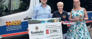 Gespendet. Sven Hanke mit Sonja Diehl vom Wünschewagen und Jeanett Kurkowski.