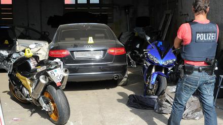 Durchsuchung bei Autoschieberbande: Am 13.08.2013 wurde im brandenburgischen Dannenwalde bei Gransee (Oberhavel) in einer Lagerhalle mit getohlenen PKW, die teilweise ausgeschlachtet wurden. Die Polizei durchsuchte im Rahmen der Ermittlung gegen eine deutsche Autoschieberbande 27 Objekte in mehreren Bundesländern.