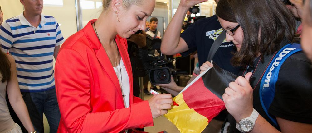 Wimbledon-Finalistin Sabine Lisicki ist am 07.07.2013 im Flughafen Tegel in Berlin eingetroffen und schreibt Autogramme.