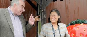 Ernst-August Winkelmann vom Spagelhof in Klaistow (Potsdam-Mittelmark) mit der thailändischen Prinzessin Maha Chakri Sirindhorn am Donnerstag (30.06.2011) auf dem Spargelhof in Klaistow. Die Prinzessin wollte sich über den Anbau von Kürbissen und deren Verarbeitung informieren.
