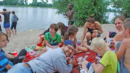 Hauptsache zusammen. Jedes Jahr organisiert die Arche Potsdam ein Feriencamp. 41 Kinder bis14 Jahre sind in diesem Jahr für fünf Tage in die Perspektivfarbik an den Beetzsee nördlich von Brandenburg/Havel gefahren. Was den Schülern nach eigenem Bekunden am besten gefällt: die Gemeinschaft.