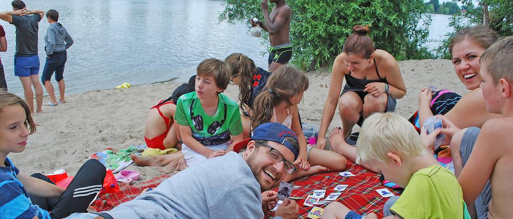 Hauptsache zusammen. Jedes Jahr organisiert die Arche Potsdam ein Feriencamp. 41 Kinder bis14 Jahre sind in diesem Jahr für fünf Tage in die Perspektivfarbik an den Beetzsee nördlich von Brandenburg/Havel gefahren. Was den Schülern nach eigenem Bekunden am besten gefällt: die Gemeinschaft.