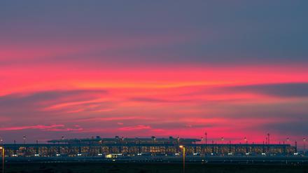 Blick auf den beleuchteten Terminal des Flughafens Berlin Brandenburg am fühen Morgen in Schönefeld.