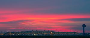 Blick auf den beleuchteten Terminal des Flughafens Berlin Brandenburg am fühen Morgen in Schönefeld.