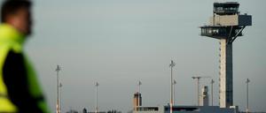 Kurz vor der eröffnung: Der neue Großflughafen Berlin-Brandenburg Willy Brandt (BER) in Schönefeld - hier der tower.