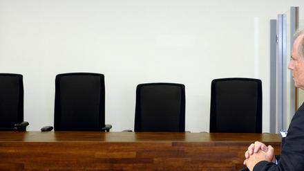 Der ehemalige Justizminister des Landes Brandenburg, Kurt Schelter (CDU), wartet am Montag (26.03.12) in einem Saal des Landgerichts in Potsdam auf die Fortsetzung des Betrugsprozesses gegen ihn, waehrend hinter der Richterbank das Wappen des Landes Brandenburg zu sehen ist. Dem ehemaligen Brandenburger Minister wird vorgeworfen, nach seinem Rücktritt 2002 Übergangsgeld sowie Ruhegehalt in Höhe von rund 100.000 Euro erschlichen zu haben.