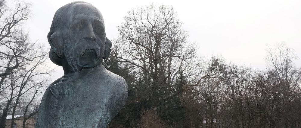 Die Fontane-Büste vor dem Potsdamer Theodor-Fontane-Archiv.