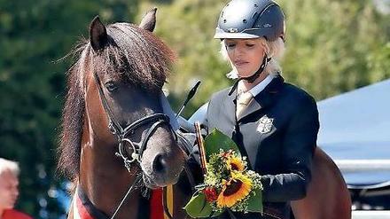 Das passt. Vicky Eggertsson aus Beelitz und ihre Stute Salvör.