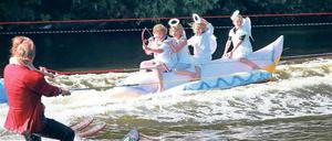 Höher, nasser, weiter. Die Wassersportler am Schwielowsee präsentieren jedes Jahr eine große Show zum Fährfest, die Havel wird dann für die Schifffahrt gesperrt.