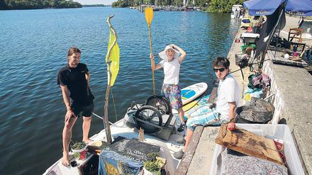 Die Stellung halten. Florian Marsch, Kathleen „Klarer“ Wakle und Christoph Rettig (v.l.n.r.) am Havelufer in Potsdam-West. Seit einigen Wochen lädt die Gruppe um Kunsthandwerker Marsch Passanten zum Kreativwerden ein – man wolle den Freiraum sichern. Die „Seelenphilosophen“ haben auch weitere Pläne.