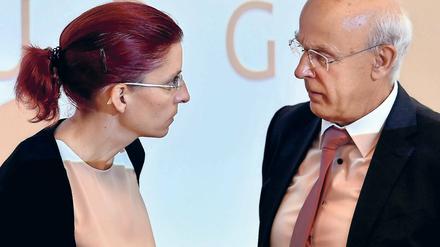 Nicht informiert. Gesundheitsministerin Diana Golze (Linke) und der Präsident des Landesgesundheitsamtes, Detlev Mohr, mussten im Ausschuss einräumen, über ein Jahr lang keine Kenntnis von den Vorgängen beim Händler Lunapharm gehabt zu haben.