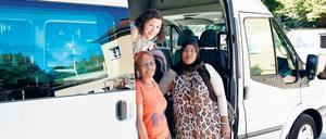 Vorfreude. „Women in Exile“-Gründungsmitglied Elizabeth Ngari (links) und Halima Farah mit Fahrerin Joanna Nelles (hinten). In Bussen werden die Frauen und ihre Unterstützerinnen durch Deutschland fahren, über die Rechte von Frauen aufklären und gegen schwierige Bedingungen in Flüchtlingslagern demonstrieren.