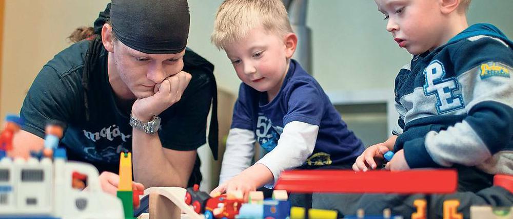 Jungssachen. Männliche Bezugspersonen sind wichtig für Kinder.