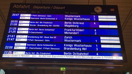 Zugverkehr unterbrochen am Potsdamer Hauptbahnhof nach einem Oberleitungsschaden.