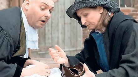 Ringen um die Wahrheit. Richter Adam (Teo Vadersen) und Marthe Rull (Gundi-Anna Schick)