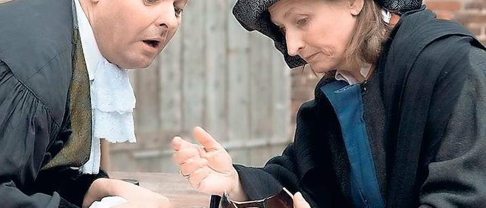 Ringen um die Wahrheit. Richter Adam (Teo Vadersen) und Marthe Rull (Gundi-Anna Schick)