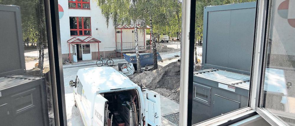 Alt und Neu vis-à-vis. Direkt neben der bisherigen Mühlendorf-Oberschule stehen jetzt Container. Darin sollen sechs Klassen unterrichtet werden können. Die Technik wird auch im alten Schulhaus erneuert. Ab 2022 soll ein neuer Campus für die Gesamtschule fertig sein, in den Plattenbau soll dann eine Grundschule einziehen.