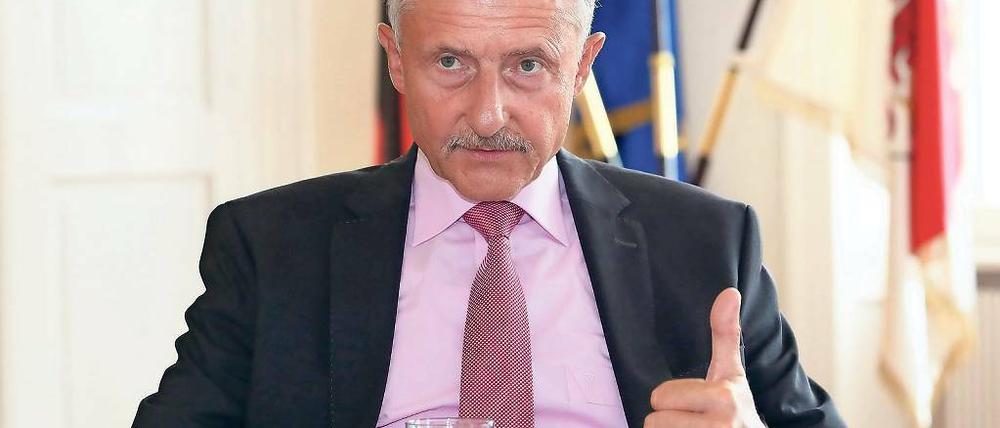 Daumen hoch. Innenminister Karl-Heinz Schröter sieht beim Waldbrandschutz in Brandenburg nur wenig Verbesserungsbedarf. Wichtiger sei eine größere Anerkennung für die Freiwilligen Feuerwehren im Land.