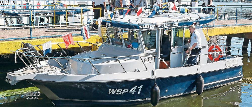 Getauft. Die Brandenburger Wasserschutzpolizei hat am Dienstag zwei neue Streifenboote in Dienst gestellt. Sie sollen vorrangig zur Überwachung der Sport- und Freizeitschifffahrt eingesetzt werden, die stark zugenommen hat. Neben Amateuren am Steuer macht auch der heiße Sommer der Wasserschutzpolizei zu schaffen.
