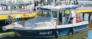 Getauft. Die Brandenburger Wasserschutzpolizei hat am Dienstag zwei neue Streifenboote in Dienst gestellt. Sie sollen vorrangig zur Überwachung der Sport- und Freizeitschifffahrt eingesetzt werden, die stark zugenommen hat. Neben Amateuren am Steuer macht auch der heiße Sommer der Wasserschutzpolizei zu schaffen.