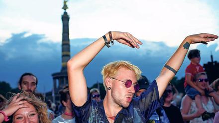 Alles Gender. Zum 40. Christopher Street Day feierten am Samstag auf der Straße des 17. Juni in Berlin Hunderttausende, bis am Abend am Horizont erste Gewitterwolken aufzogen.