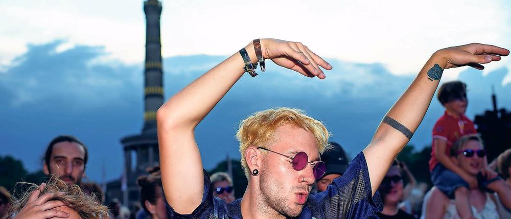 Alles Gender. Zum 40. Christopher Street Day feierten am Samstag auf der Straße des 17. Juni in Berlin Hunderttausende, bis am Abend am Horizont erste Gewitterwolken aufzogen.