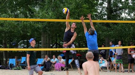 Gut strecken. Das müssen sich die Teilnehmer bei den „Sandtastics Potsdam 2018“.
