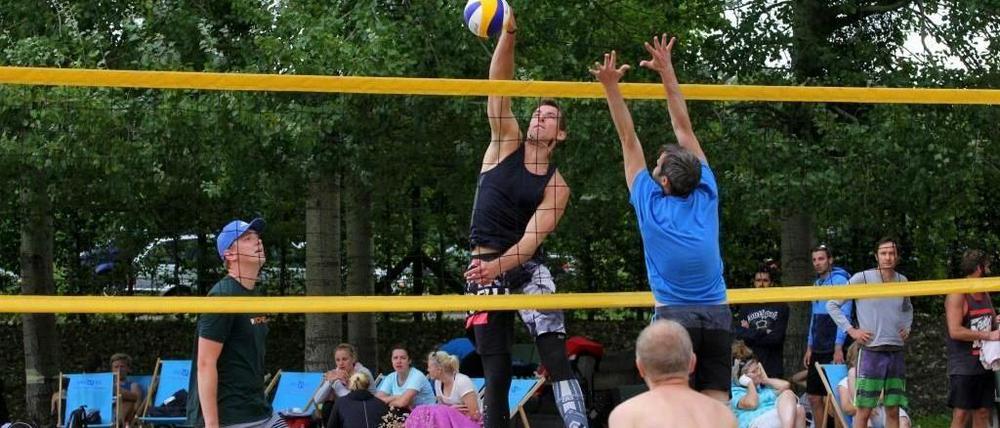 Gut strecken. Das müssen sich die Teilnehmer bei den „Sandtastics Potsdam 2018“.