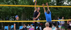 Gut strecken. Das müssen sich die Teilnehmer bei den „Sandtastics Potsdam 2018“.