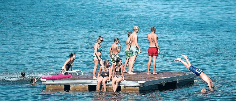 Abkühlung. Aushalten lässt es sich bei der Hitze am besten im Wasser. Ob die Wasserqualität entsprechend gut ist, wie hier am Senftenberger See in Großkoschen, sollte jeder Badende lieber selbst in Augenschein nehmen. Die Informationen der Behörden dazu sind weitgehend inaktuell.