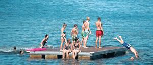 Abkühlung. Aushalten lässt es sich bei der Hitze am besten im Wasser. Ob die Wasserqualität entsprechend gut ist, wie hier am Senftenberger See in Großkoschen, sollte jeder Badende lieber selbst in Augenschein nehmen. Die Informationen der Behörden dazu sind weitgehend inaktuell.