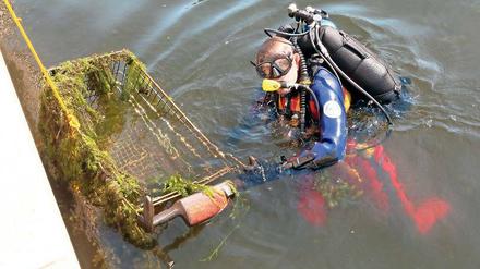 Schutt im Wasser. Zwei Einkaufswagen und Flaschen wurden ertaucht.