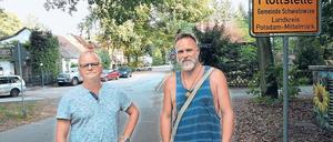 Engagiert. Norbert Wilczek (l.) und Volker Jelken sind Gründungsmitglieder des Vereins Pro Flottstelle, der die Siedlung hinter Caputh mit einer Petition wieder aufwerten will.