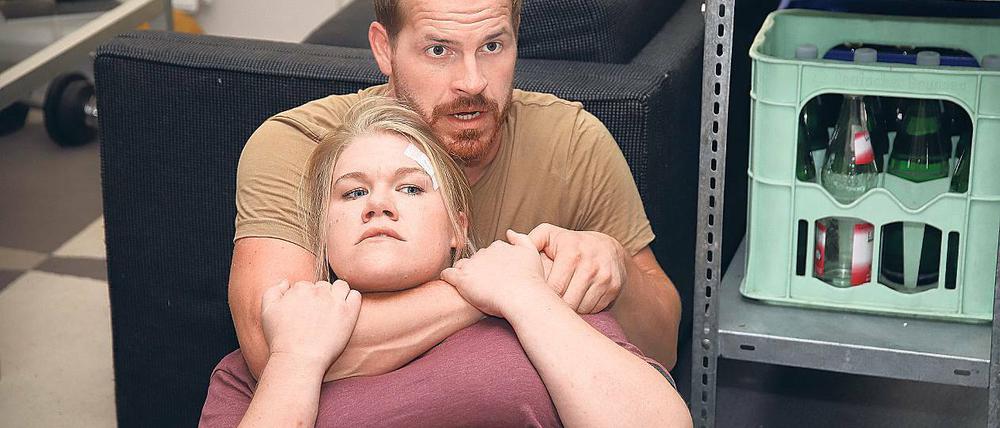 Im Würgegriff. Gisa Flake und Marc Benjamin Puch (großes Bild) drehen eine emotional geladene Szene für Michael Fetter Nathanskys (u.M.) Film „Dímelo tú“ in einer Wohnung Am Stern. Kollegin Christina Große (u.l.) genießt die Zeit mit dem Team und ist sehr berührt von der noch größtenteils geheimen Story des Langspielfilms.