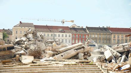 Zerstörung oder Erlösung? Um Potsdams Stadtentwicklung nach der politischen Wende wird in der Stadt, aber auch darüber hinaus, oftmals emotional debattiert. Besonders der Abriss des DDR-Baus der ehemaligen Fachhochschule am Alten Markt – hier auf einem Bild vom 17. Juli – bewegt die Potsdamer.