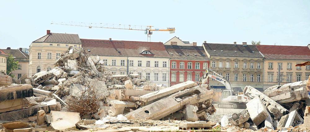 Zerstörung oder Erlösung? Um Potsdams Stadtentwicklung nach der politischen Wende wird in der Stadt, aber auch darüber hinaus, oftmals emotional debattiert. Besonders der Abriss des DDR-Baus der ehemaligen Fachhochschule am Alten Markt – hier auf einem Bild vom 17. Juli – bewegt die Potsdamer.