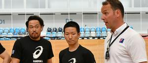 Sie wollen groß werden. Dagur Sigurdsson coacht Japans Handballer.