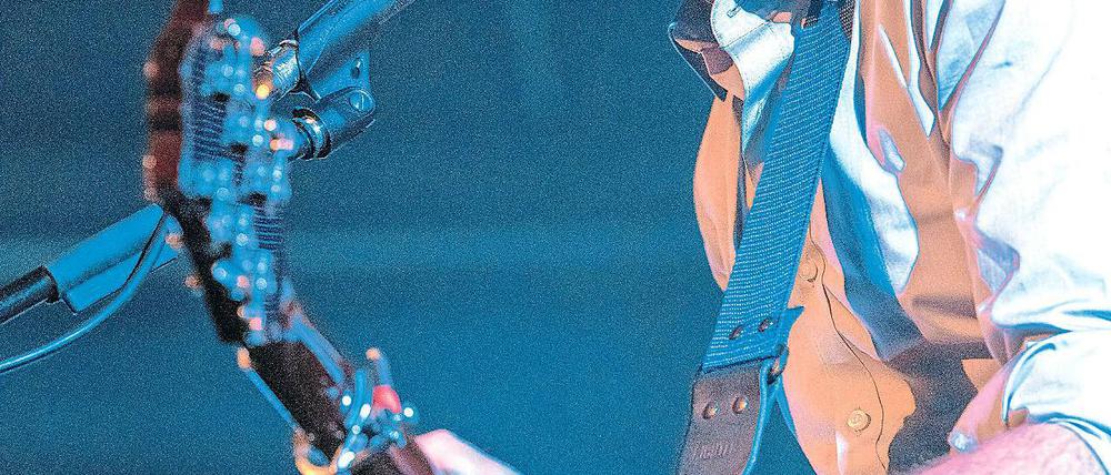 Sehr persönlich. Der Singer-Songwriter Gisbert zu Knyphausen beschreibt in seinen Liedern alltägliche Situationen, die einem nahegehen. Mittwochabend brachte er die Potsdamer Waschhausarena zum Schlucken und Tanzen.