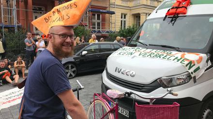 Gestern und heute: Das gedenken an die Mauertoten der innerdeutschen Grenze nahmen die Demonstranten zum Anlass, den heutigen Umgang mit den Menschen auf der Flucht zu kritisieren.