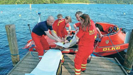Lebensretter. DLRG-Mitarbeiter bei einer Übung am Templiner See.