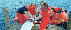 Lebensretter. DLRG-Mitarbeiter bei einer Übung am Templiner See.