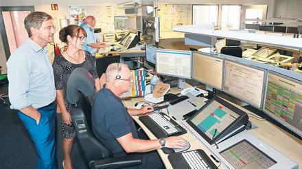 Im Brennpunkt. Potsdams Ordnungsdezernent Mike Schubert (links) und Innenstaatssekretärin Katrin Lange besuchten am Mittwoch die Leitstelle der Feuerwehr in der Holzmarktstraße. Dabei konnten sie direkt beobachten, wie der Löscheinsatz für einen Böschungsbrand in Kartzow koordiniert wurde.