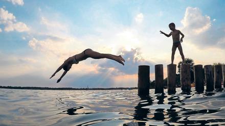 Verlockendes Nass. Bei Lufttemperaturen von 36 Grad Celsius ist der Sprung ins Wasser oft die einzige Möglichkeit, noch ein wenig Abkühlung zu finden. Durch die Hitzewelle ist aber auch die Zahl der Rettungseinsätze stark gestiegen, bisher waren es im Land schon fast so viele wie im gesamten Vorjahr.