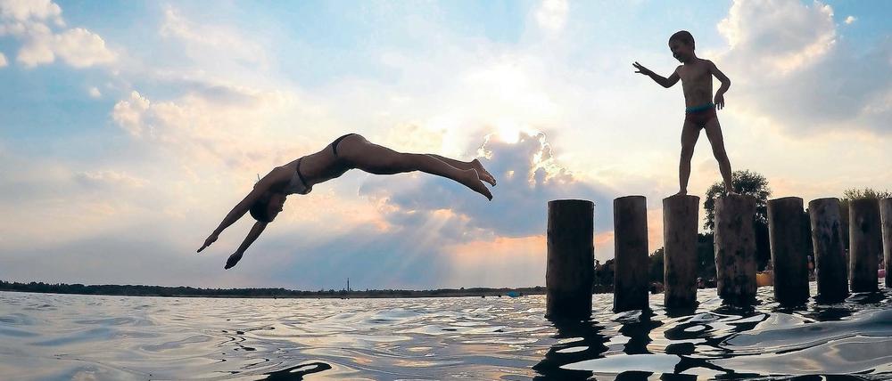 Verlockendes Nass. Bei Lufttemperaturen von 36 Grad Celsius ist der Sprung ins Wasser oft die einzige Möglichkeit, noch ein wenig Abkühlung zu finden. Durch die Hitzewelle ist aber auch die Zahl der Rettungseinsätze stark gestiegen, bisher waren es im Land schon fast so viele wie im gesamten Vorjahr.