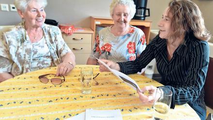 Zusammen ist besser. Die Dorfkümmerin Deniz Oz (r.) bespricht mit Christa Löchel (l.) und Marianne Schimmelpfennig das aktuelle Monatsprogramm.