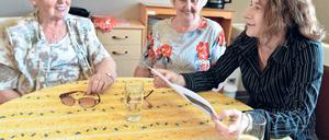 Zusammen ist besser. Die Dorfkümmerin Deniz Oz (r.) bespricht mit Christa Löchel (l.) und Marianne Schimmelpfennig das aktuelle Monatsprogramm.
