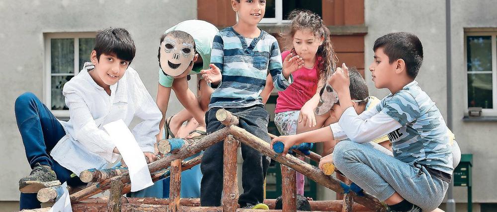 Kreative Bastler. Die Kinder haben nicht nur Texte aus „Tom Sawyer“ gelesen und künstlerisch umgesetzt, sondern mit Helfern auch eine Hütte und eine Bank gebaut. Die Hütte soll noch ein Plätzchen beim Übergangsheim finden.
