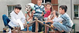 Kreative Bastler. Die Kinder haben nicht nur Texte aus „Tom Sawyer“ gelesen und künstlerisch umgesetzt, sondern mit Helfern auch eine Hütte und eine Bank gebaut. Die Hütte soll noch ein Plätzchen beim Übergangsheim finden.