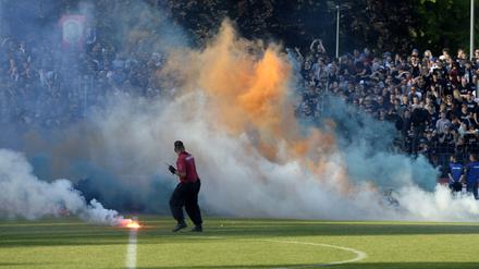Eklat. Chaoten im SVB-Fanblock hatten mit Pyro-Attacken beim Landespokalfinale 2018 gegen Energie Cottbus die Siegerehrung der Cottbuser verhindert.