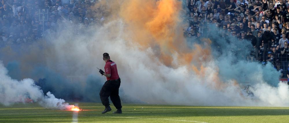 Eklat. Chaoten im SVB-Fanblock hatten mit Pyro-Attacken beim Landespokalfinale 2018 gegen Energie Cottbus die Siegerehrung der Cottbuser verhindert.
